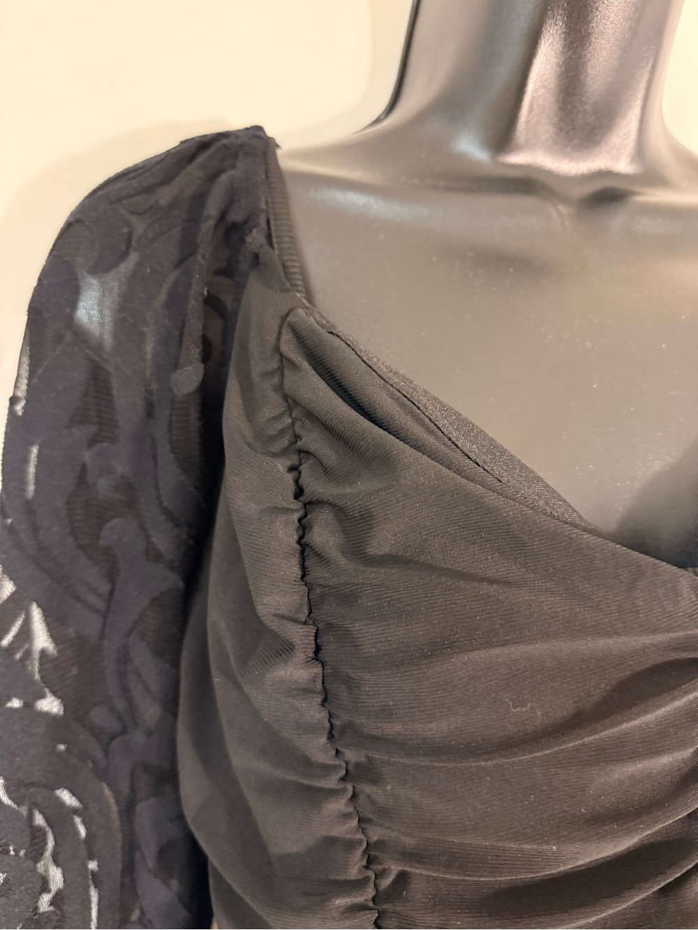 Black Ruched Lace Sleeve Cropped Top - Picture 2 of 5